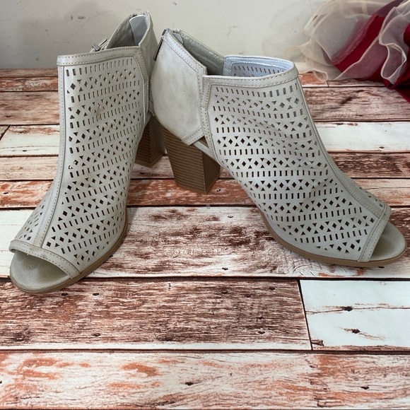 Daisy Fuentes WesleyPeep-toe ankle bootie Size 12 - Picture 2 of 8